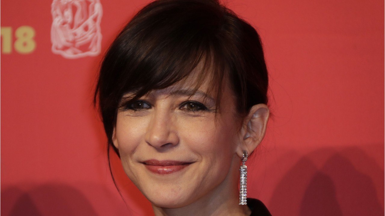 VOICI - Festival de Cannes : cette star improbable qui a voulu secourir Sophie Marceau lors de son discours raté