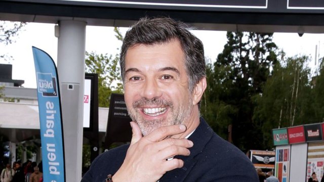 VOICI - Stéphane Plaza en pompier pour un tournage, il montre ses muscles