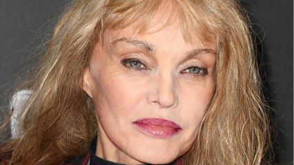 VOICI Arielle Dombasle déguisée en sirène, elle milite pour sauver les océans