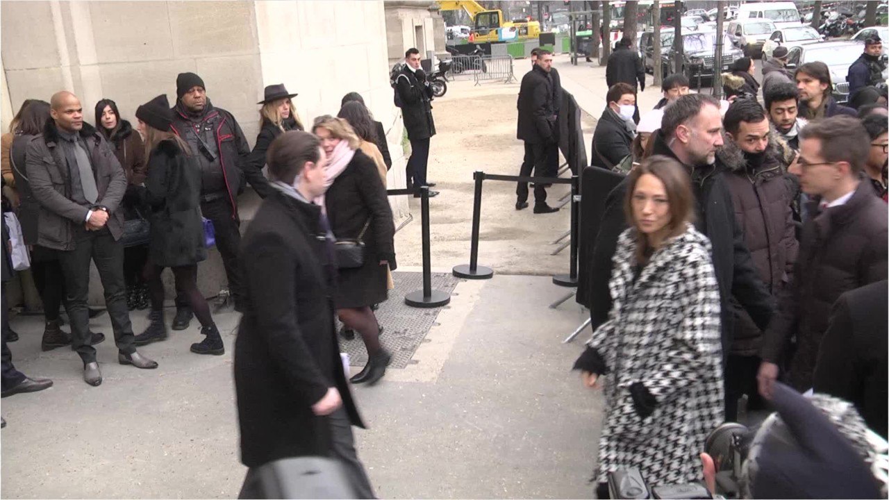 Voici - PHOTO Laura Smet métamorphosée : Ses fans sont scotchés par sa frappante ressemblance avec son père Johnny Hallyday