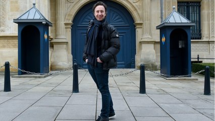 VOICI Stéphane Bern : pourquoi il lui a été interdit de modifier sa fiche Wikipédia