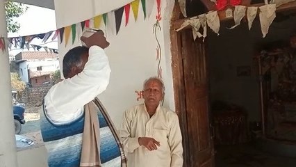 पुलिस थाने में गंगाजल से न्याय : सिर पर गंगा के पानी से भरा लोटा रखकर राम मंदिर पहुंचे दोनों पक्ष