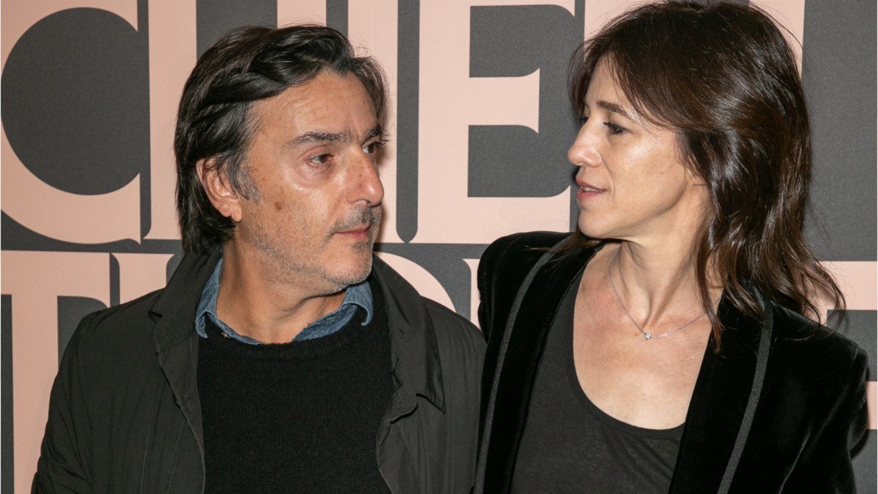 VOICI Tensions entre Charlotte Gainsbourg et Yvan Attal : leur vive prise de bec en pleine interview à la radio