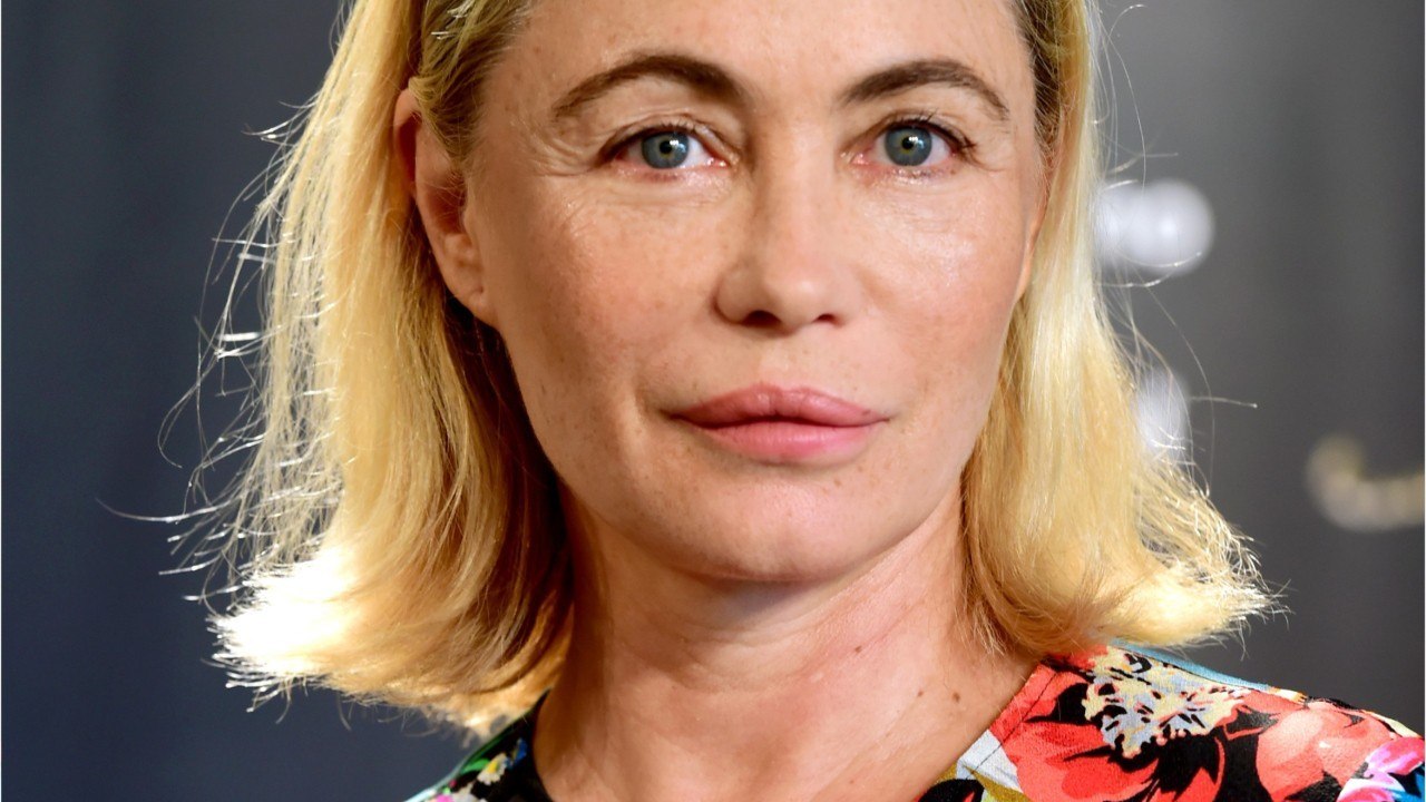 Voici - Emmanuelle Béart sensuelle : à 56 ans, elle dévoile son corps de rêve en bikini