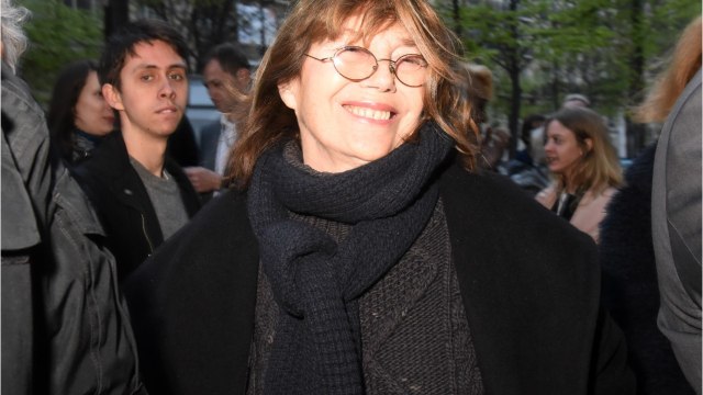 VOICI Jane Birkin : pourquoi était-elle en chaise roulante lors des obsèques d’Agnès Varda ?