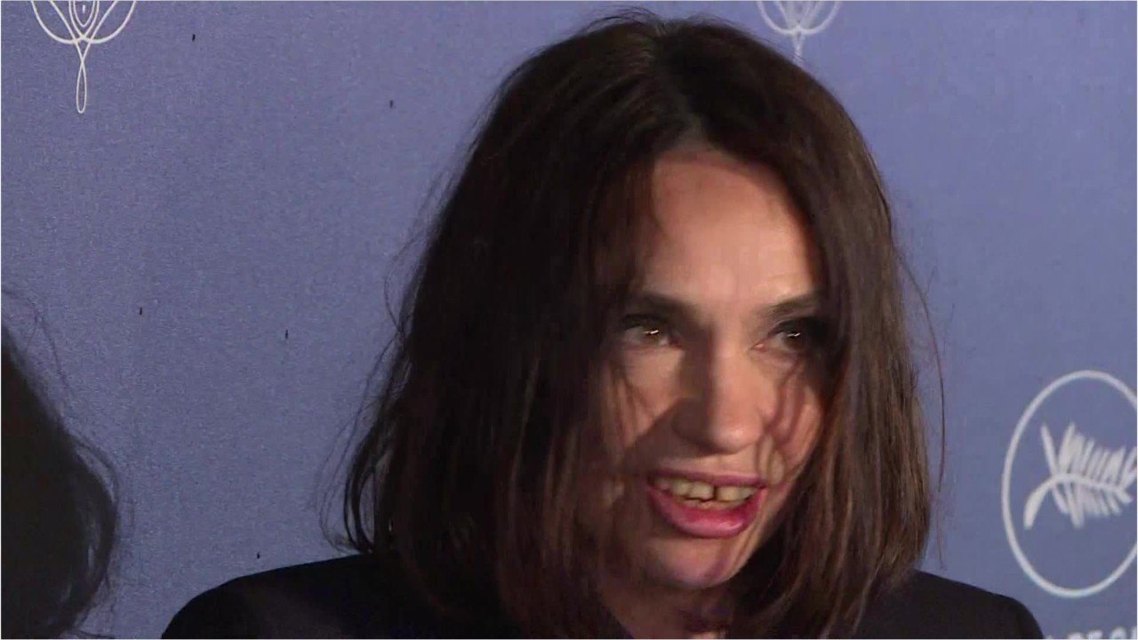 Voici - Béatrice Dalle (À l'intérieur) : ses propos très cash sur son image de « folle "