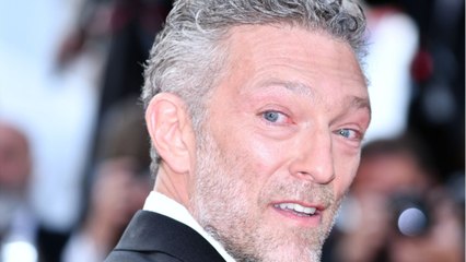 VOICI Vincent Cassel : quinquagénaire sexy, il laisse tomber la chemise et épate Tina Kunakey