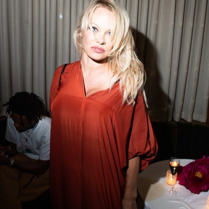 VOICI SOCIAL Pamela Anderson Quitte Adil Rami : Le Footballeur « Menait Une Double Vie " (2)