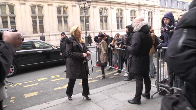 VOICI - Sylvie Vartan se réjouit de la victoire de David et Laura face à Laeticia Hallyday au tribunal