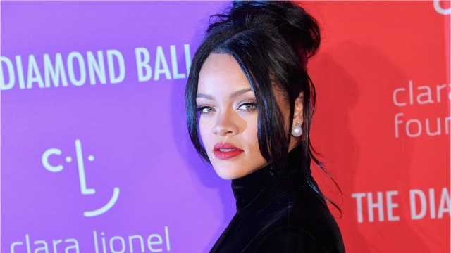 VOICI - Rihanna montre ses fesses en lingerie transparente