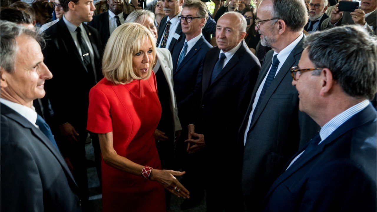 VOICI - Brigitte Macron : sa petite déclaration à son mari Emmanuel Macron