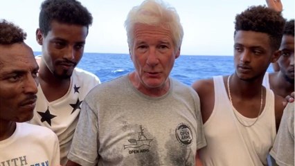 VOICI PHOTOS Richard Gere vient en aide aux migrants d'une manière inattendue