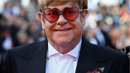 VOICI - Elton John : cette récompense qu’il va recevoir des mains d’Emmanuel Macron