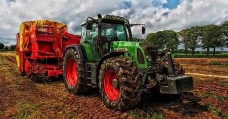 Normandie : un agriculteur ivre a été arrêté alors qu'il conduisait son tracteur... en slip !