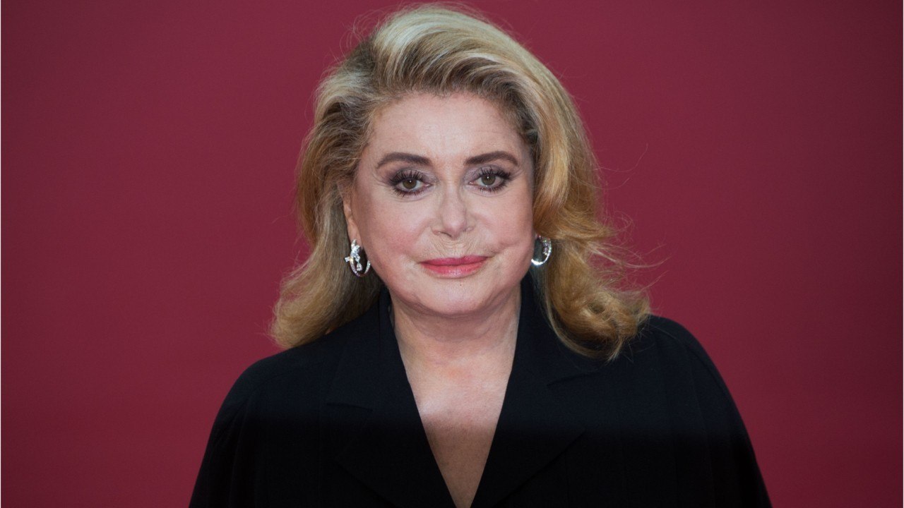 VOICI Catherine Deneuve hospitalisée : un proche très inquiet tire la sonnette d’alarme