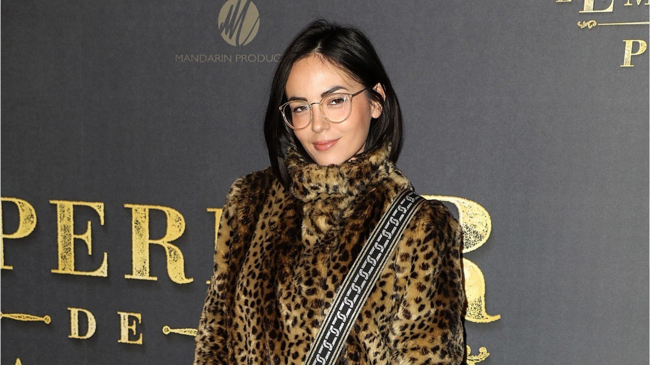 VOICI - Agathe Auproux : sans soutien-gorge, elle offre une vue plongeante sur son décolleté
