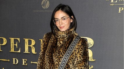 VOICI - Agathe Auproux : sans soutien-gorge, elle offre une vue plongeante sur son décolleté
