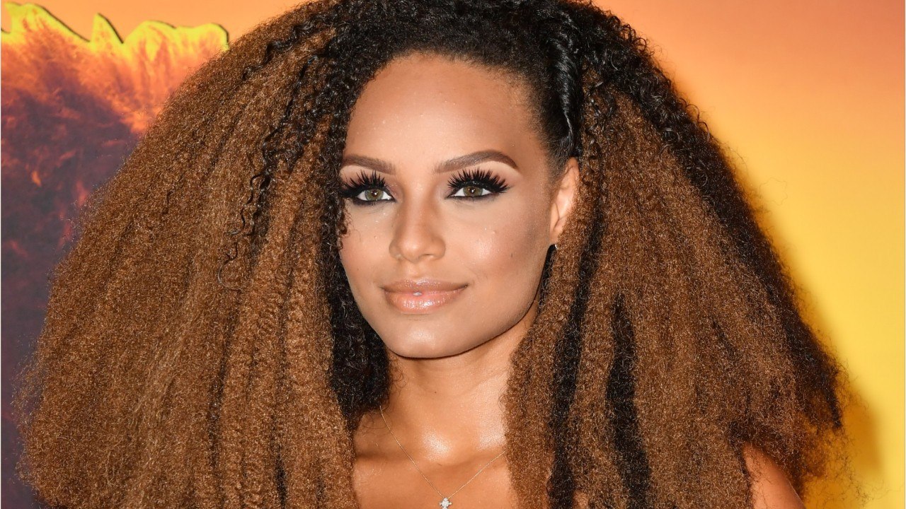 VOICI // Alicia Aylies : toute nue, Miss France 2017 invite ses fans dans son bain