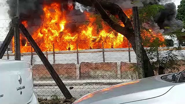 Ônibus do Transcol pega fogo em terminal na Serrra
