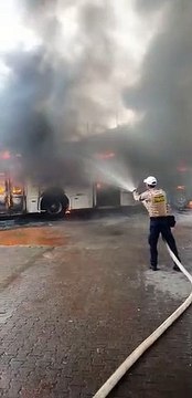 Ônibus do Transcol pega fogo em terminal na Serra