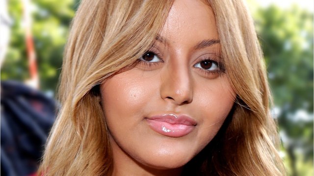 VOICI - Zahia en maillot de bain sexy sur les marches, sa vidéo affole la toile