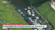 Uma forte chuva que atingiu a região metropolitana formou diversos pontos de alagamento e causou muitos transtornos.