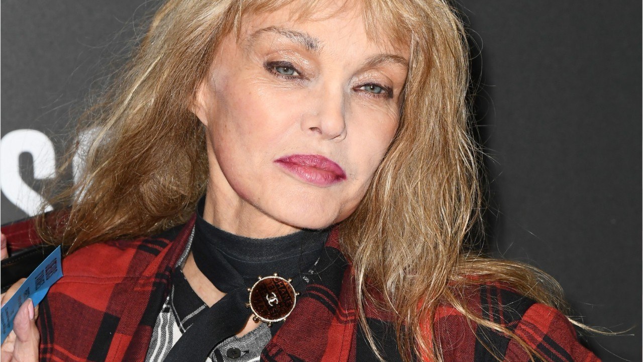 VOICI-Arielle Dombasle publie des vœux délirants, les internautes sont fans