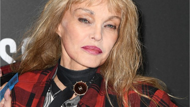 VOICI-Arielle Dombasle publie des vœux délirants, les internautes sont fans