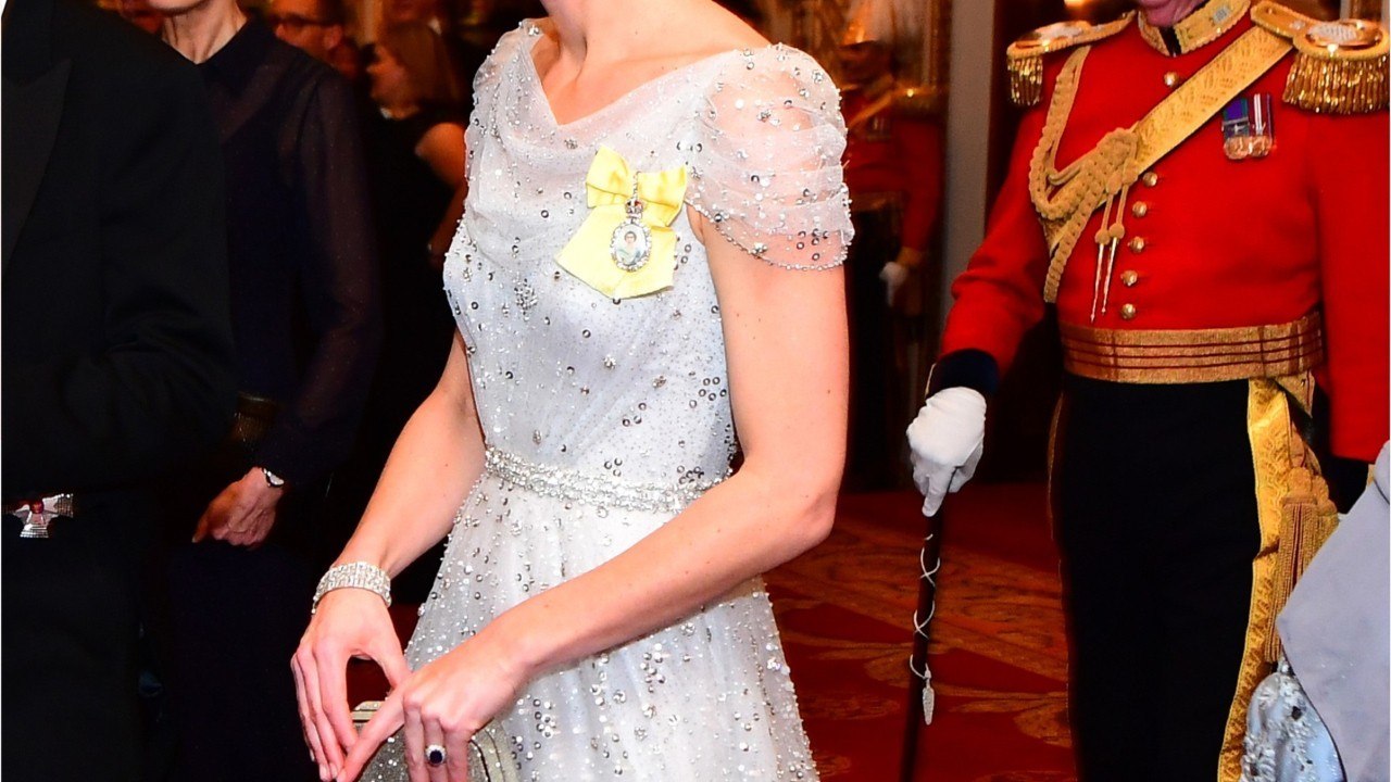 VOICI Kate Middleton : cette magnifique tiare que la reine lui prête… un supplice à porter !