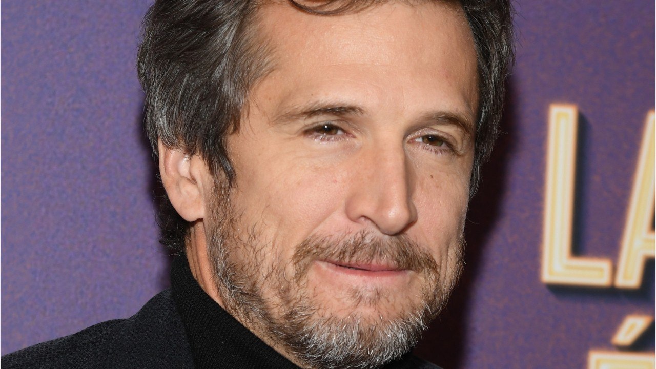 VOICI Guillaume Canet lynché par les internautes : ce voyage avec Emmanuel Macron qui ne passe pas du tout