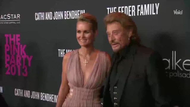 VIDEO - Laeticia Hallyday : découvrez l'émouvant message qu'elle a laissé sur la tombe de Johnny Hallyday