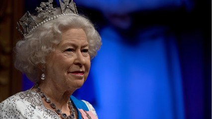 Tải video: VOICI - Elizabeth II en deuil : la reine vient de perdre une amie proche