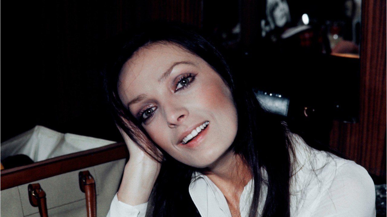 VOICI - Marie Laforêt : cette phrase d’Alain Delon qu’elle n’a pas du tout appréciée