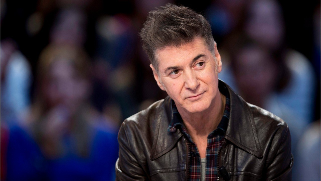 VOICI - Etienne Daho fait de rares confidences sur son enfance « pas toute tendre " durant la guerre d'Algérie
