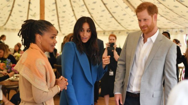 VOICI - Accouchement imminent pour Meghan Markle ? Sa maman Doria Ragland est arrivée en Angleterre !