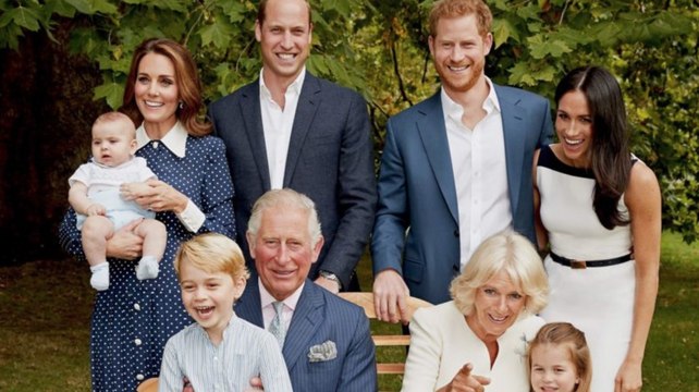 VOICI Prince Charles : ce qui a fait rire la famille royale sur la photo de son 70ème anniversaire