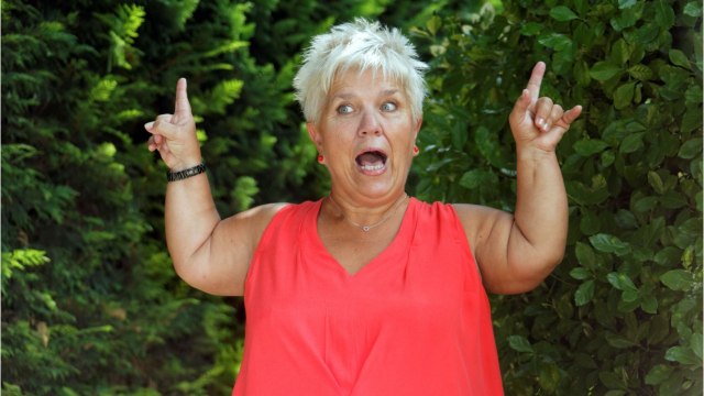 VOICI Mimie Mathy métamorphosée avec un carré brun : les fans ne la reconnaissent pas