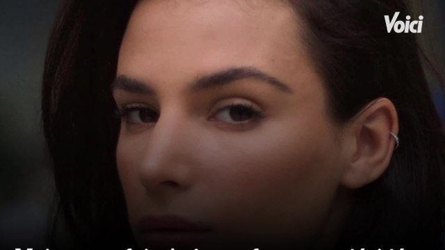 Voici - PHOTOS Jade Leboeuf en petite culotte, elle pose topless devant sa fenêtre