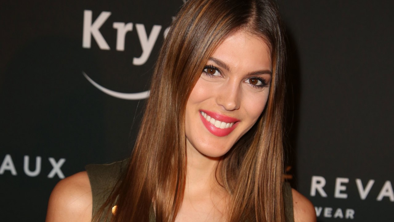 VOICI Iris Mittenaere : une photo de sa grand-mère dévoilée… la ressemblance est troublante !