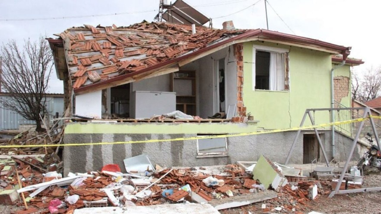 Çay demlerken patlama oldu, ev harabeye döndü