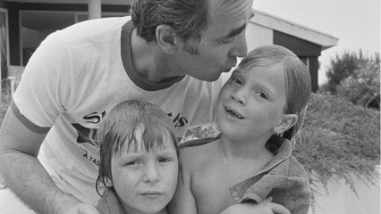 VOICI - Charles Aznavour : le tacle de son fils Mischa sur la guerre des clans Hallyday