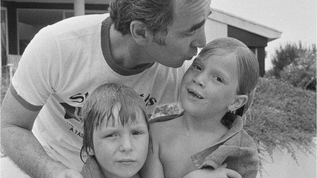 VOICI - Charles Aznavour : le tacle de son fils Mischa sur la guerre des clans Hallyday