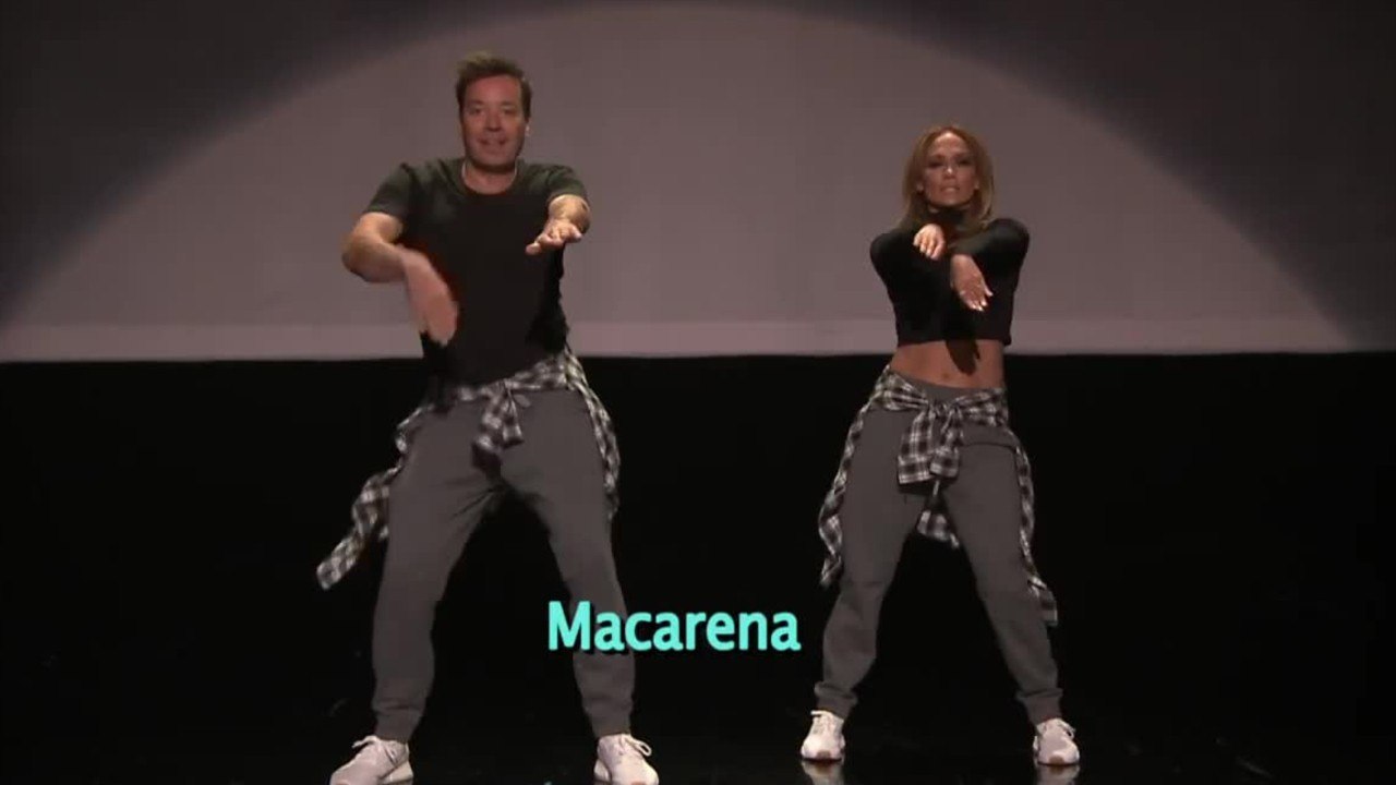 VOICI - Jennifer Lopez refait toutes les chorégraphies mythiques des clips (et c’est impressionnant)