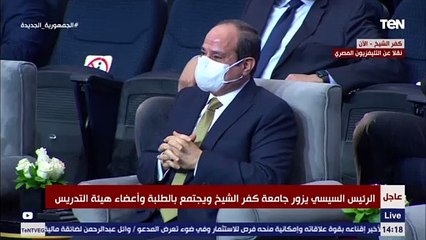 "تسمحلي يا ريس اسلم عليك".. موقف مؤثر من السيسي لطالب بعد ابتهال