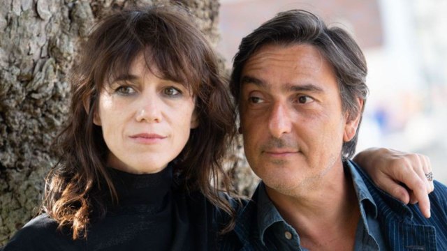 VOICI Yvan Attal : la surprenante raison pour laquelle il préfère vivre loin de Charlotte Gainsbourg
