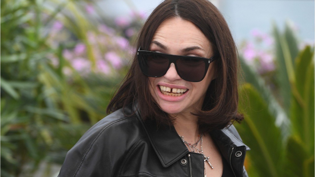 VOICI Carla Bruni : l’étonnant surnom qu’elle donne à Béatrice Dalle