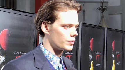VOICI - Ça, chapitre 2 : comment Bill Skarsgård a terrorisé un de ses partenaires entre les prises