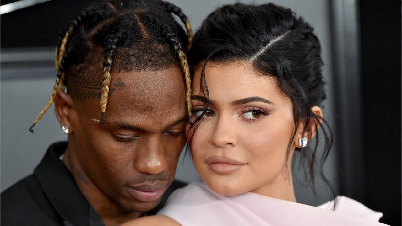 VOICI - Kylie Jenner : les fesses à l’air, elle enlace sensuellement son chéri Travis Scott
