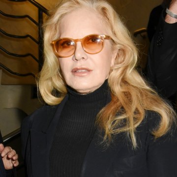 Voici // social - Sylvie Vartan Relance Les Hostilités Avec Laeticia Hallyday : Cet Ultime Tacle Qui Va La Faire Fulminer