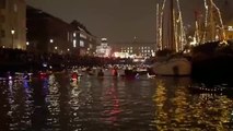Cientos de kayaks iluminan los canales de Copenhague adornados con luces de Navidad